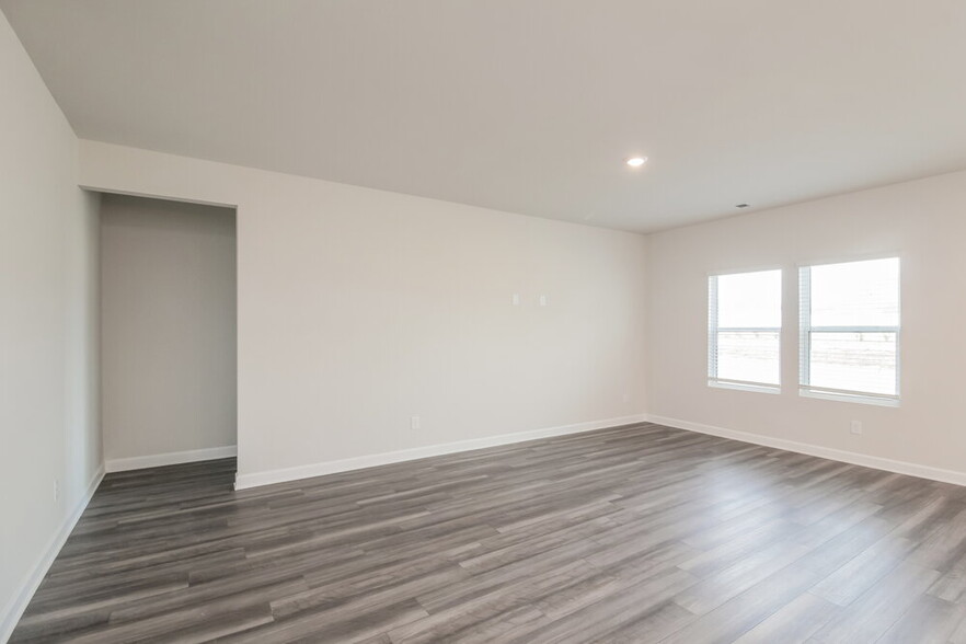 Building Photo - 1200 Sweet Pea St