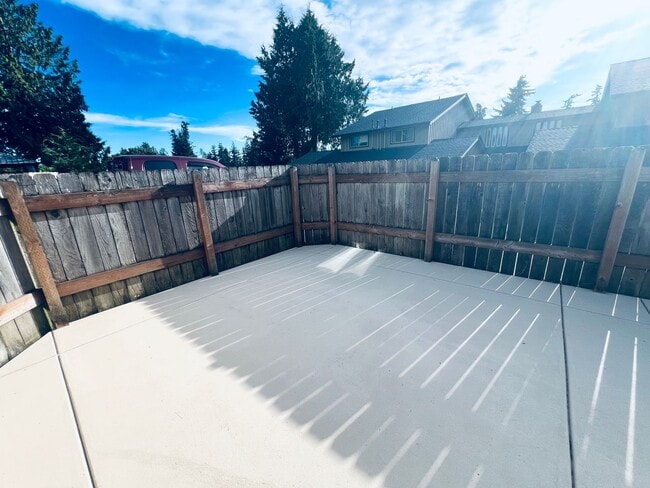Building Photo - 2 bedroom, 2 bath short term 3-6 month ren...