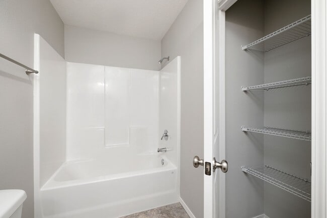 Building Photo - Three Bedroom Duplex in Republic, Missouri!