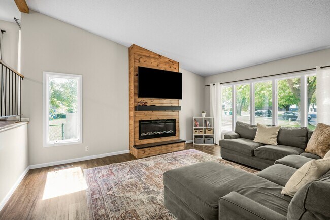 Building Photo - 6250 Larch Ln N