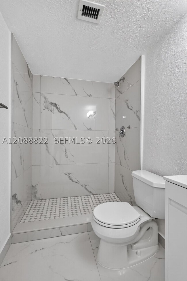 Building Photo - 9360 Fontainebleau Blvd
