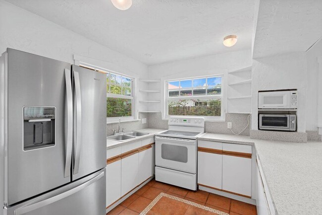Building Photo - 221 N Ocean Breeze
