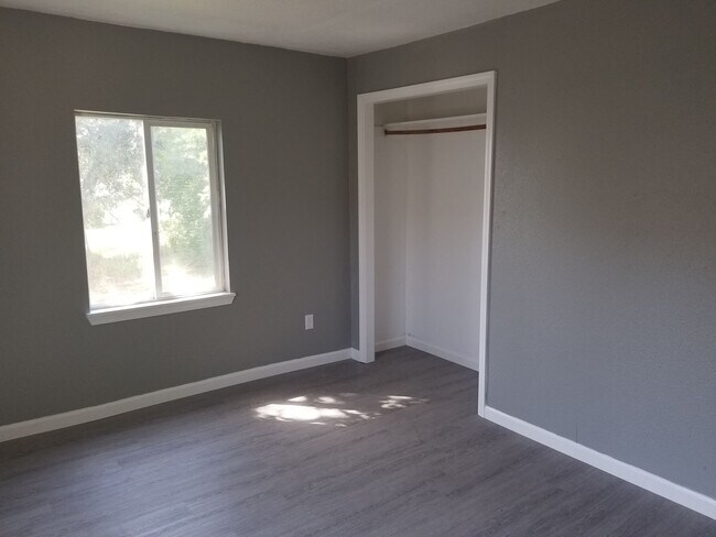 Building Photo - 3 BED 1 BATH HOUSE WITH A FENCED BACKYARD