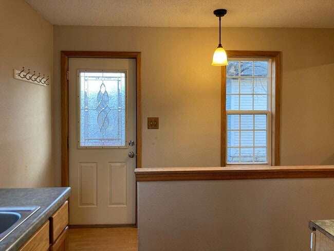 Building Photo - 2 Bedroom House