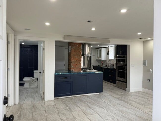 Building Photo - Fifth 801