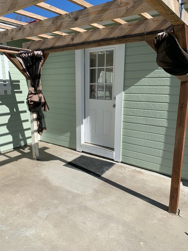 Building Photo - Country Home!