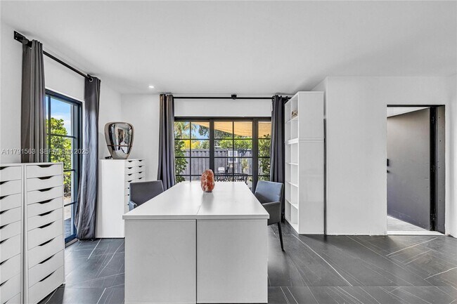 Building Photo - 560 NW 116th Terrace