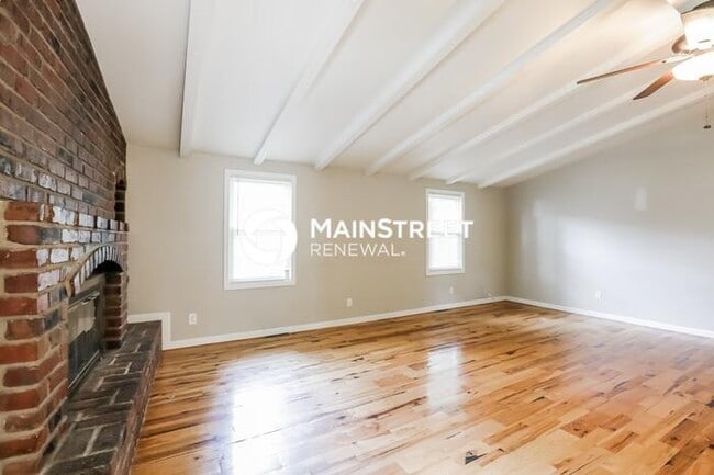 Building Photo - 2 Bedroom Pet-Friendly Home in Independence, MO with Main Street Renewal