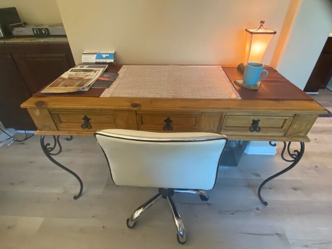 Nice place to study or do paperwork - 835 Alta Rdg