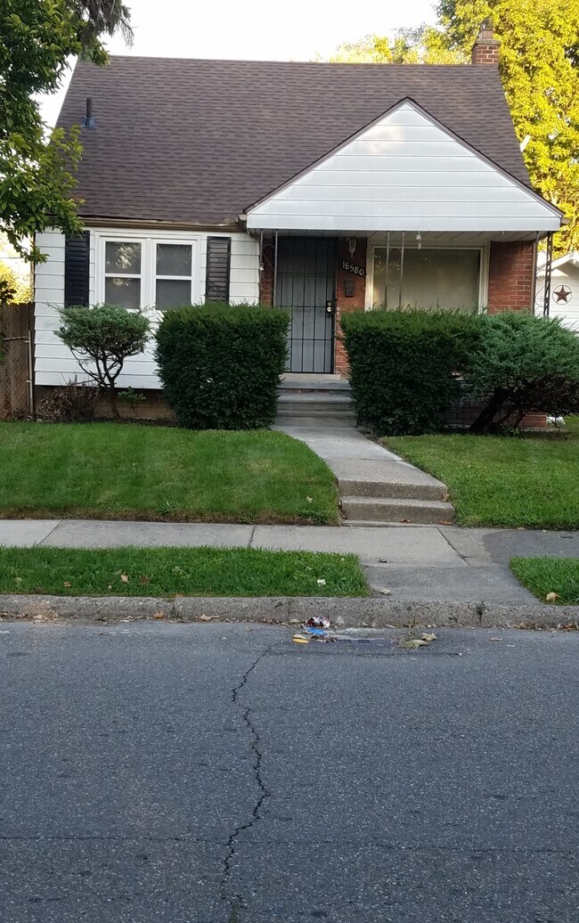 front of house - 18580 Kentfield St