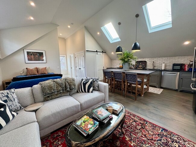 Building Photo - 67 Kings Hwy N