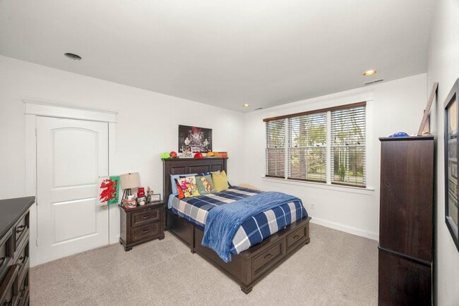 Building Photo - 4603B Lealand Ln