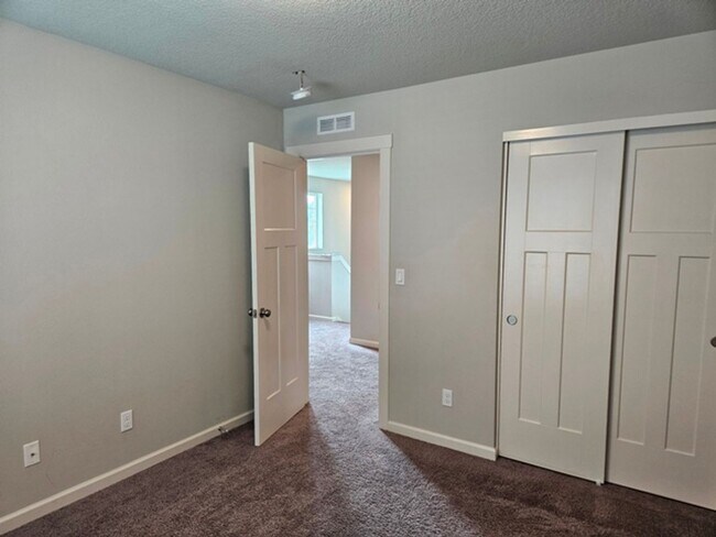 Building Photo - 5Bd/3Ba Two Story House - For viewing!