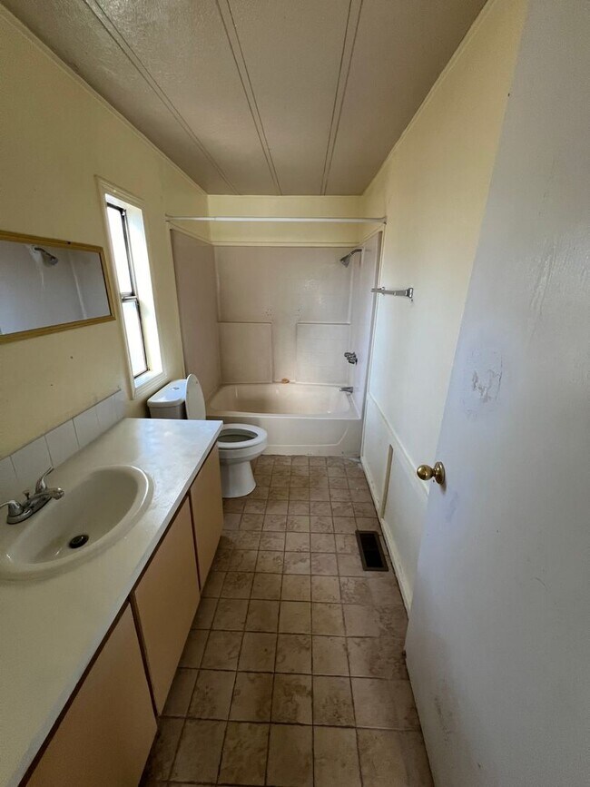 Building Photo - 3 bedroom,  2 bath on a quarter acre for rent