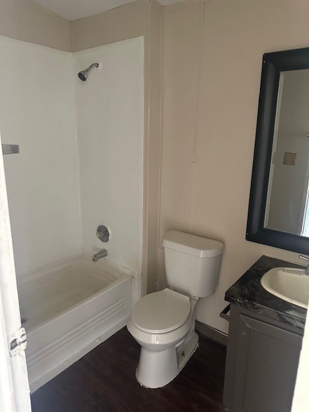 Building Photo - 105 Oakhill Ct