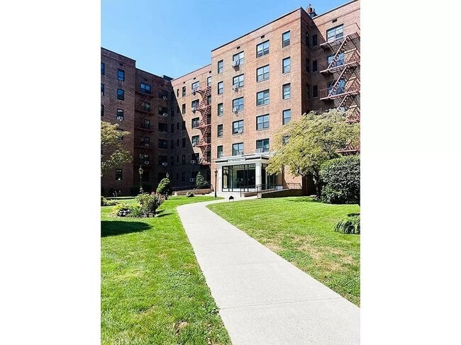 Building Photo - 100-11-100-67 67th Rd