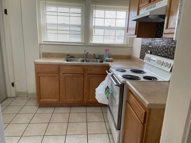 Building Photo - 2127 6th Street Ct