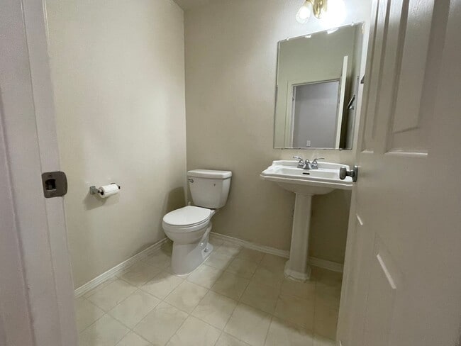 Building Photo - Hillsboro 3Bedroom 2.5 Bath + Den ~ Includes Washer & Dryer and Garage ~ Orenco Gardens Neighborh...