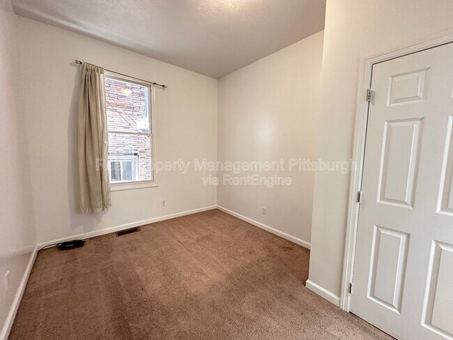 Building Photo - 822 Collins St