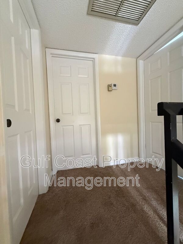 Building Photo - 5249 Cedarbend Dr