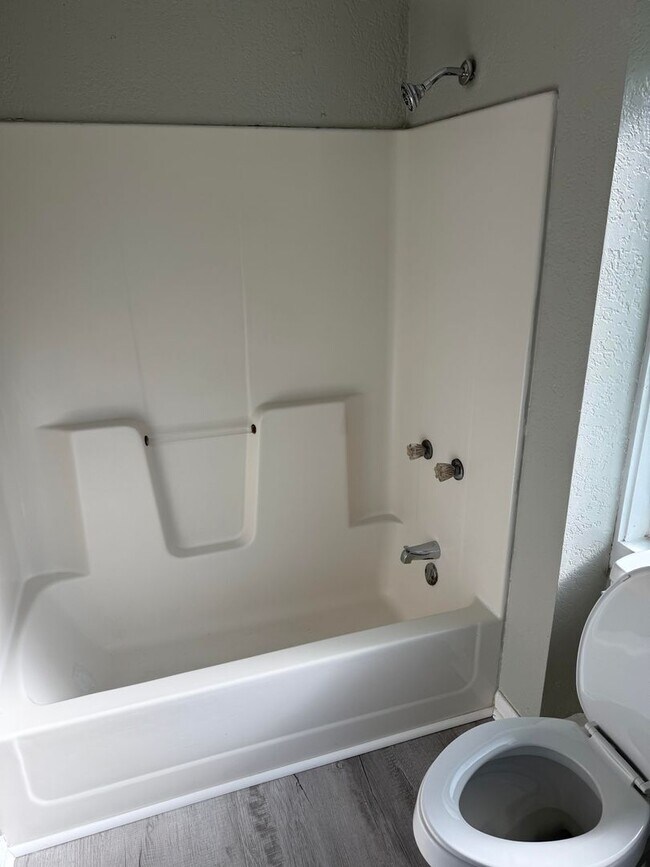 Building Photo - Newly Renovated 2.2 with Den - view of can...