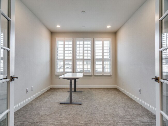 Building Photo - 905 Asbury Dr