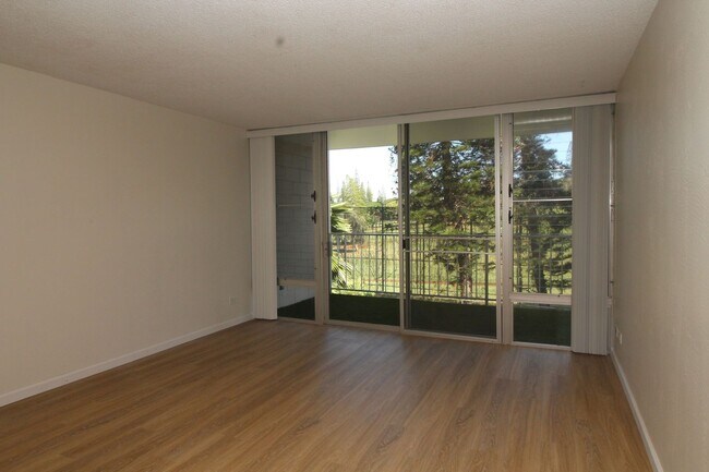 Building Photo - 3 bedroom - 2 bath - with 2 PARKING STALLS!