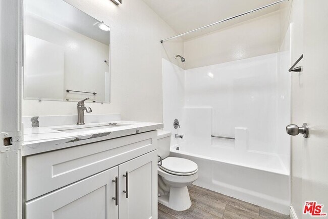 Building Photo - 326 S Manhattan Pl