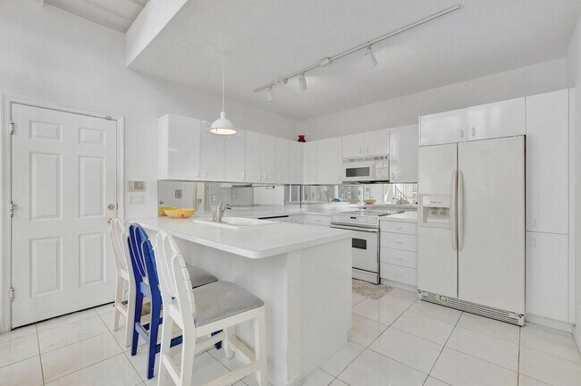 Building Photo - 23088 Via Stel