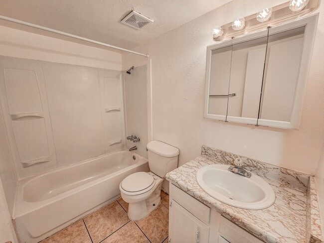 Building Photo - 1 month free rent move in promotion! Don't miss out on this Eastside apartment