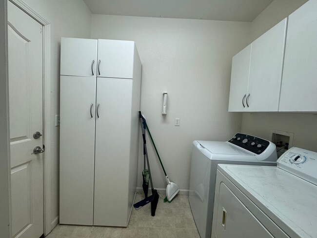 Building Photo - Stylish Single-Story 3 Bed 2 Bath Home For...