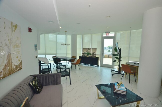 Building Photo - 480 NE 30th St