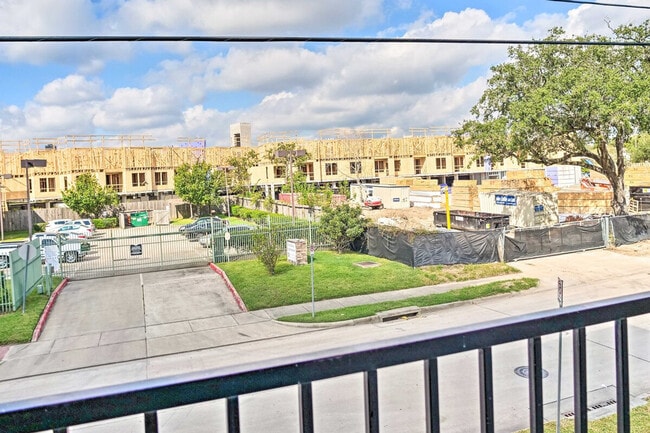 Building Photo - 6403 Bowling Green St