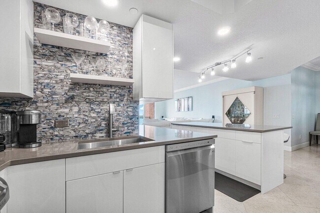 Building Photo - 2650 Lake Shore Dr