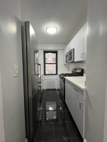 Building Photo - 405 E 56th St