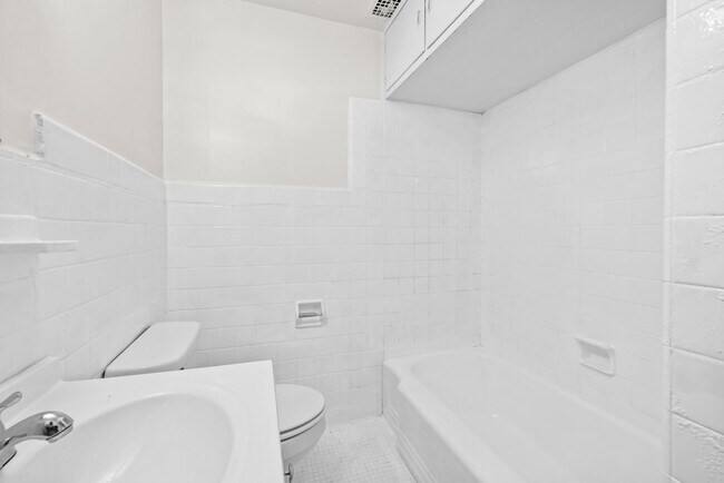 Building Photo - Charming 4 Bedroom 2 Bathroom Home