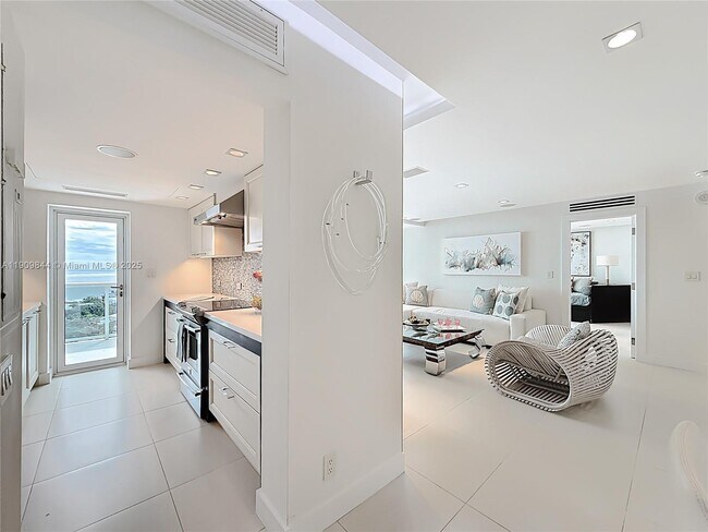 Building Photo - 2715 N Ocean Blvd