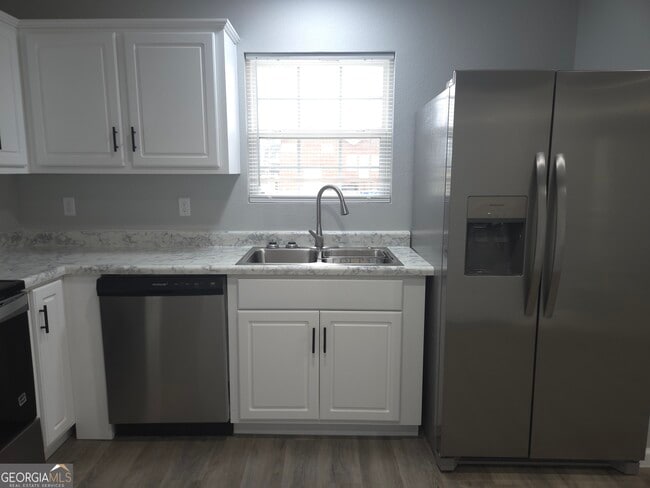 Building Photo - 401 E 7th St