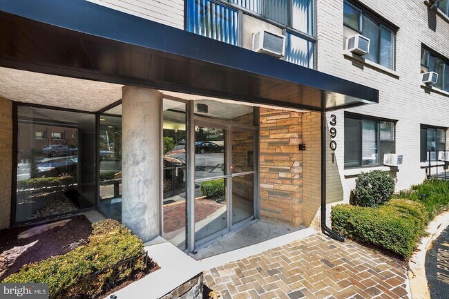 Primary Photo - 3901 Tunlaw Rd NW