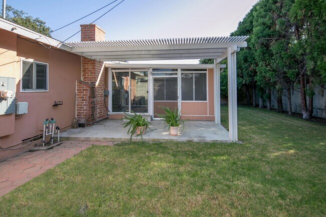 Building Photo - Beautifully Updated Single-Level Home with...