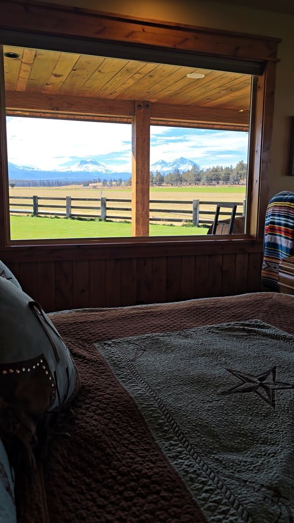 Building Photo - Country Living-Sisters Oregon
