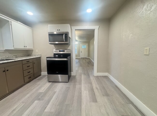 Building Photo - 510 W 6th St