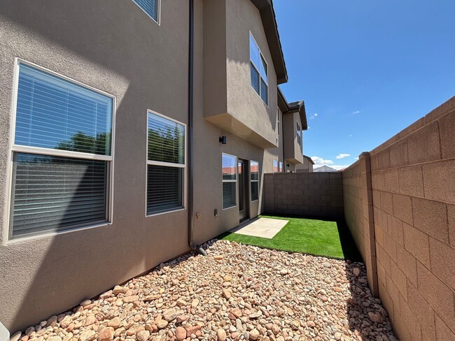 Building Photo - BRAND NEW TOWNHOME FOR RENT!