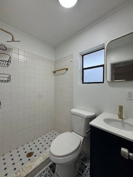 Building Photo - 1402 E Carolina Ave