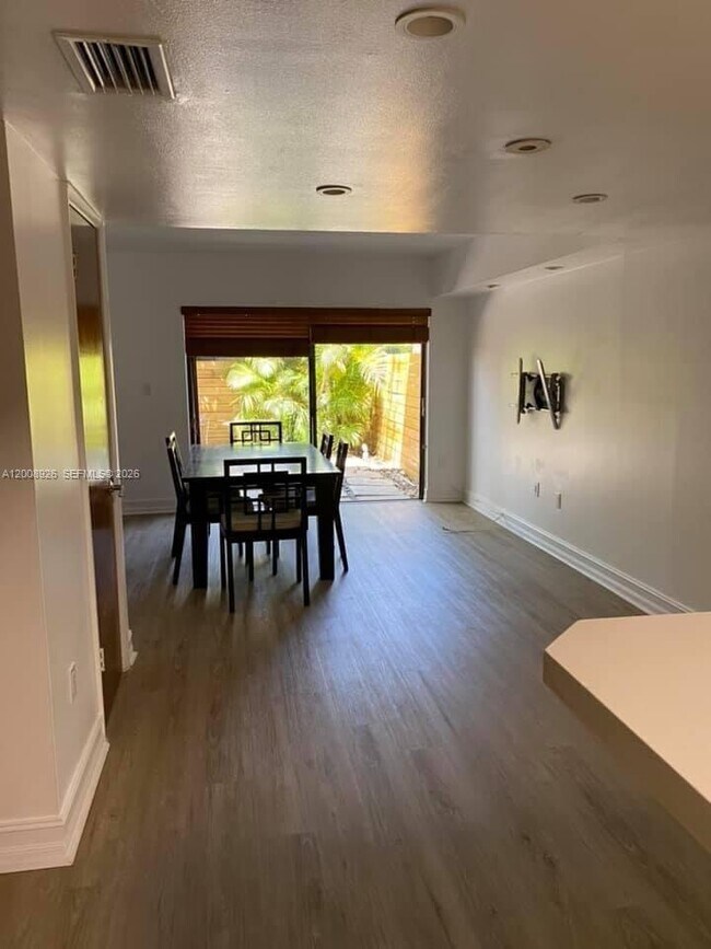 Building Photo - 3225 Bird Ave