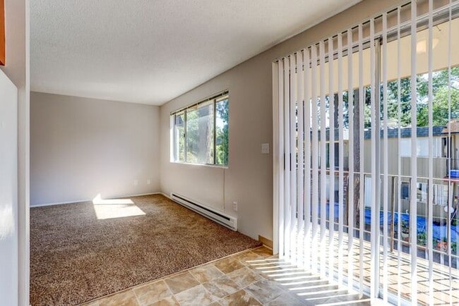 Building Photo - Remodeled 2x1 unit Ground level unit!