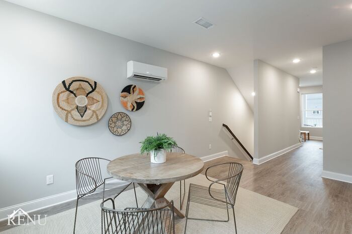 Building Photo - 2322 E 18th St Pl