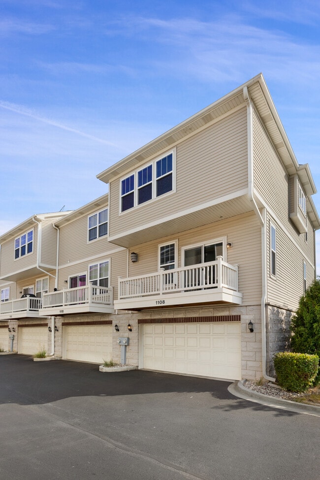 Building Photo - 1108 Evergreen Ave