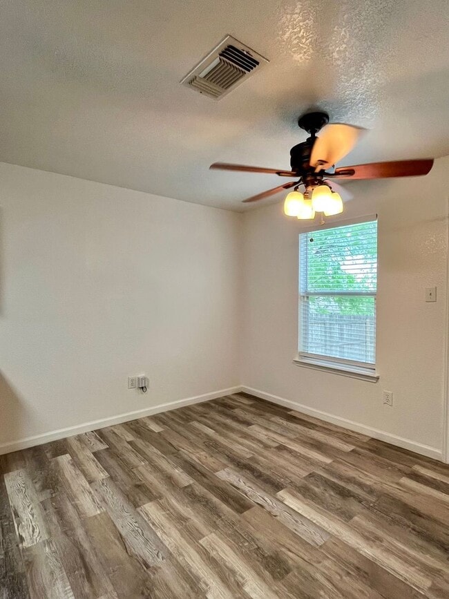 Building Photo - Large 4 bedroom/2.5 bath conveniently located to Lackland AFB! Move-in Ready!