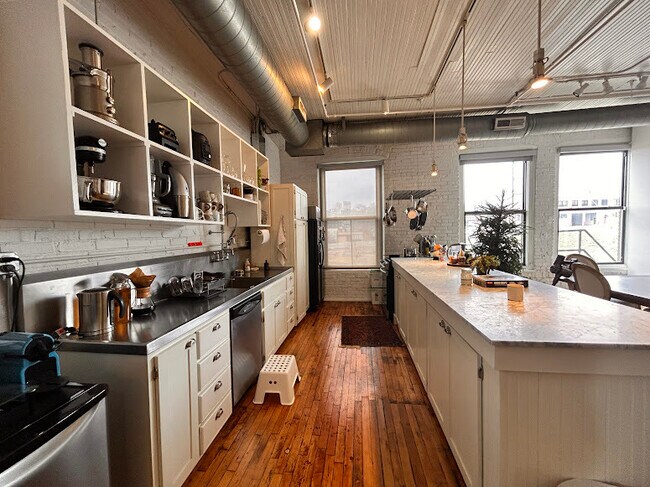 Building Photo - 1800 Central St